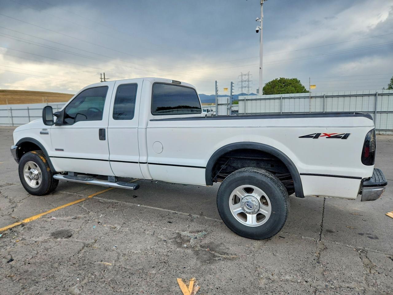 2005 Ford F250 Super Duty White vin: 1FTSX21P95ED18270