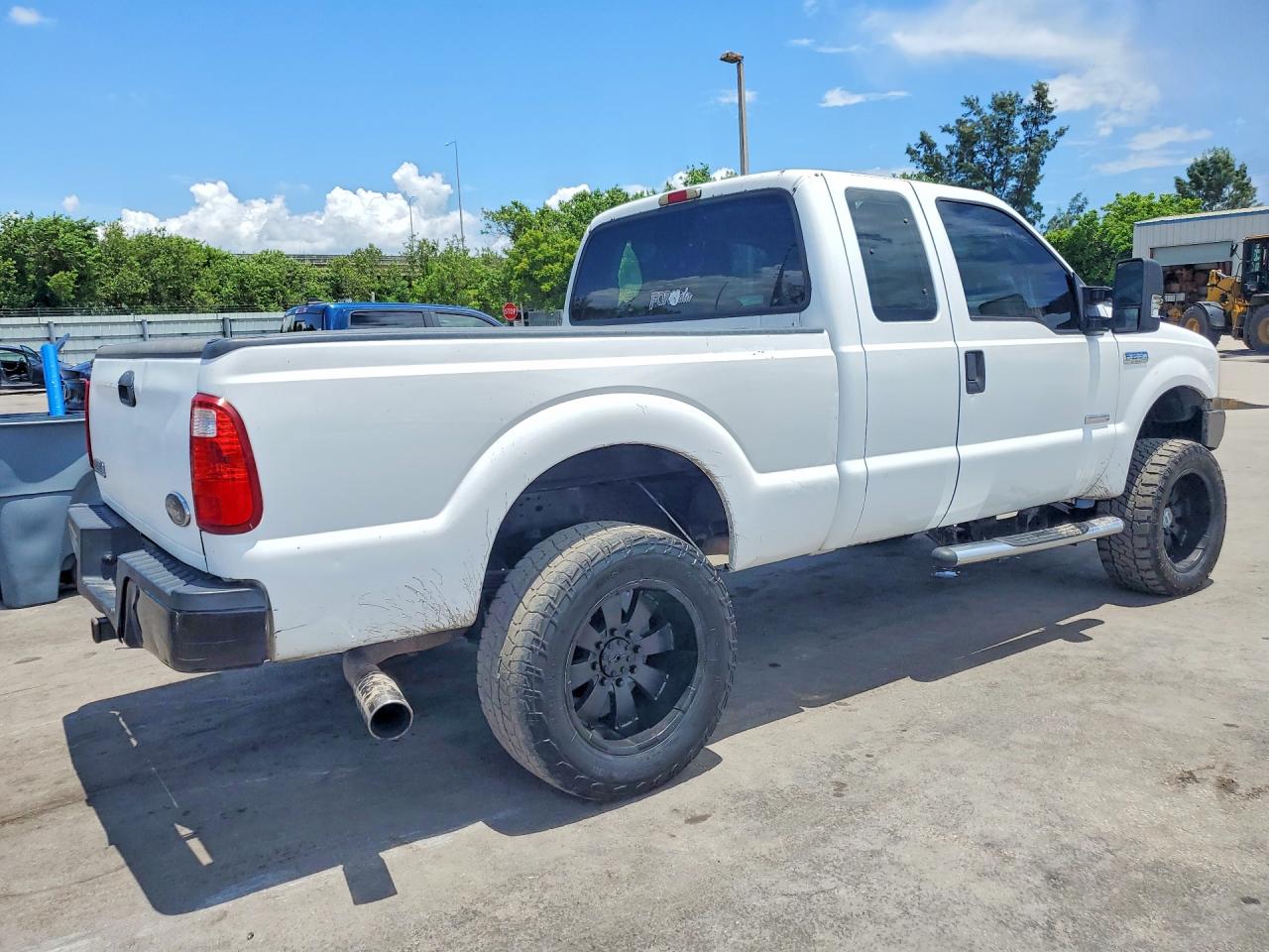 2005 Ford F250 Super Duty White vin: 1FTSX21PX5EB30468