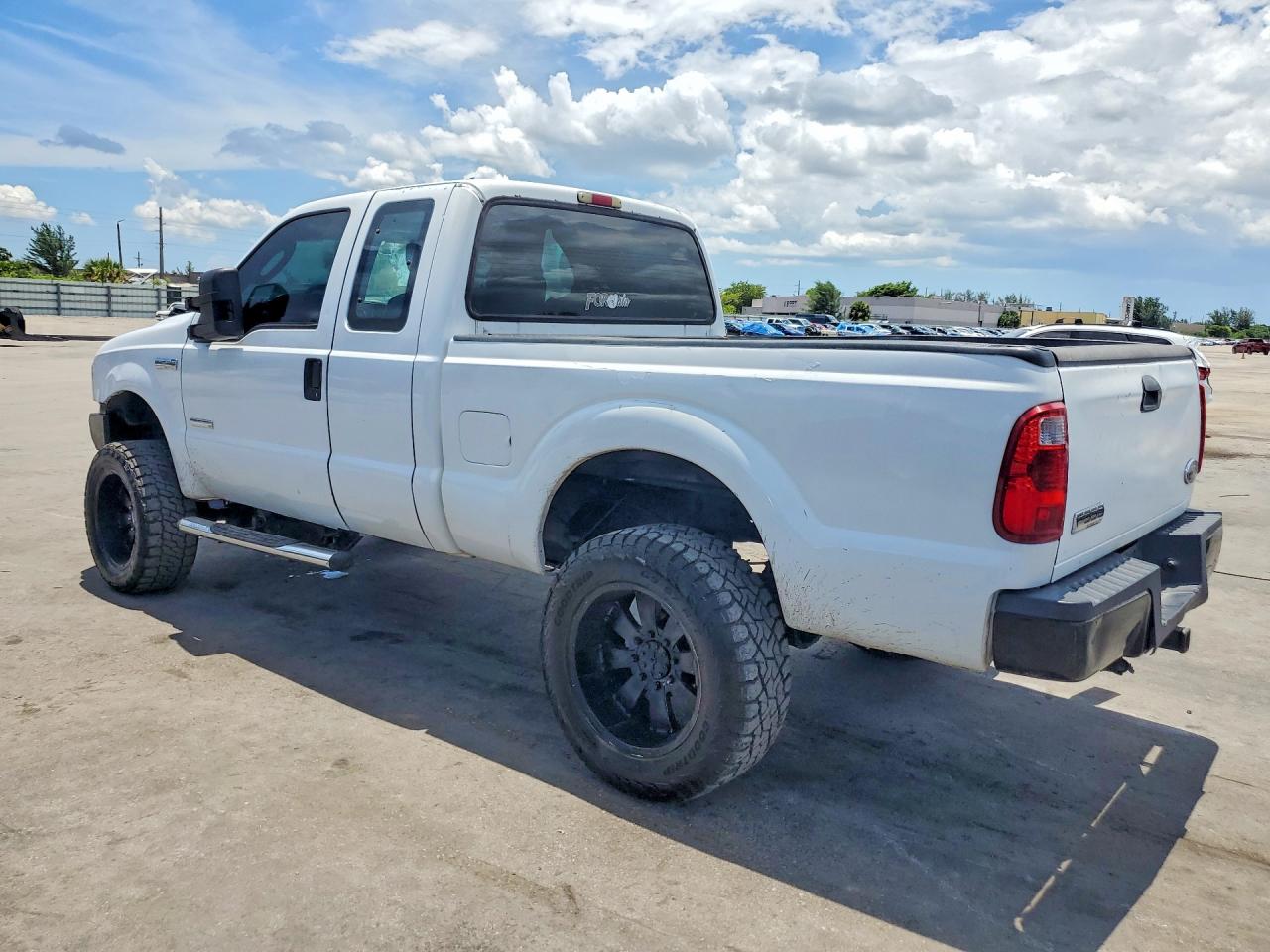 2005 Ford F250 Super Duty White vin: 1FTSX21PX5EB30468