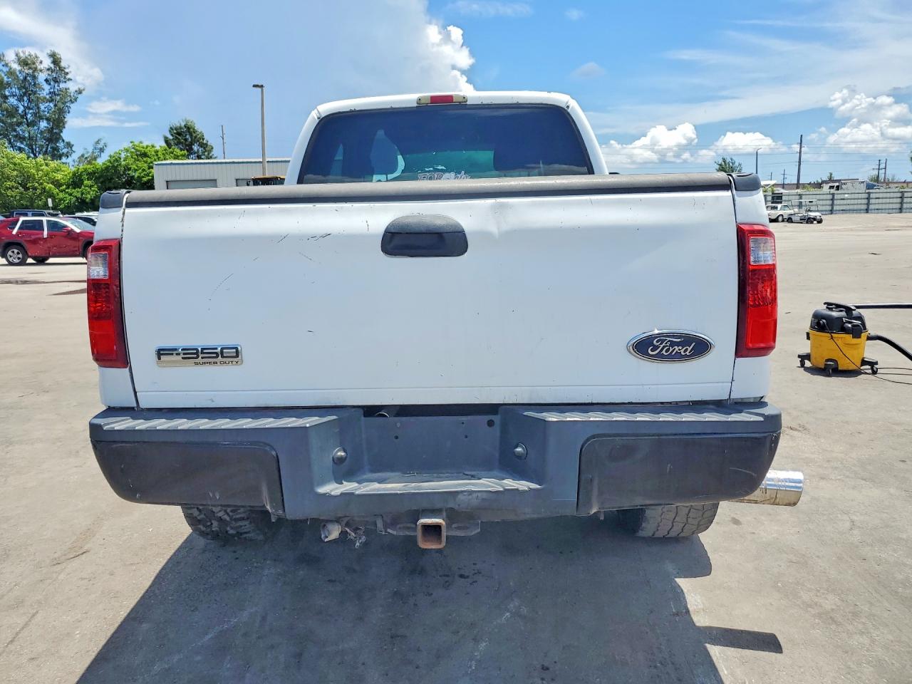 2005 Ford F250 Super Duty White vin: 1FTSX21PX5EB30468
