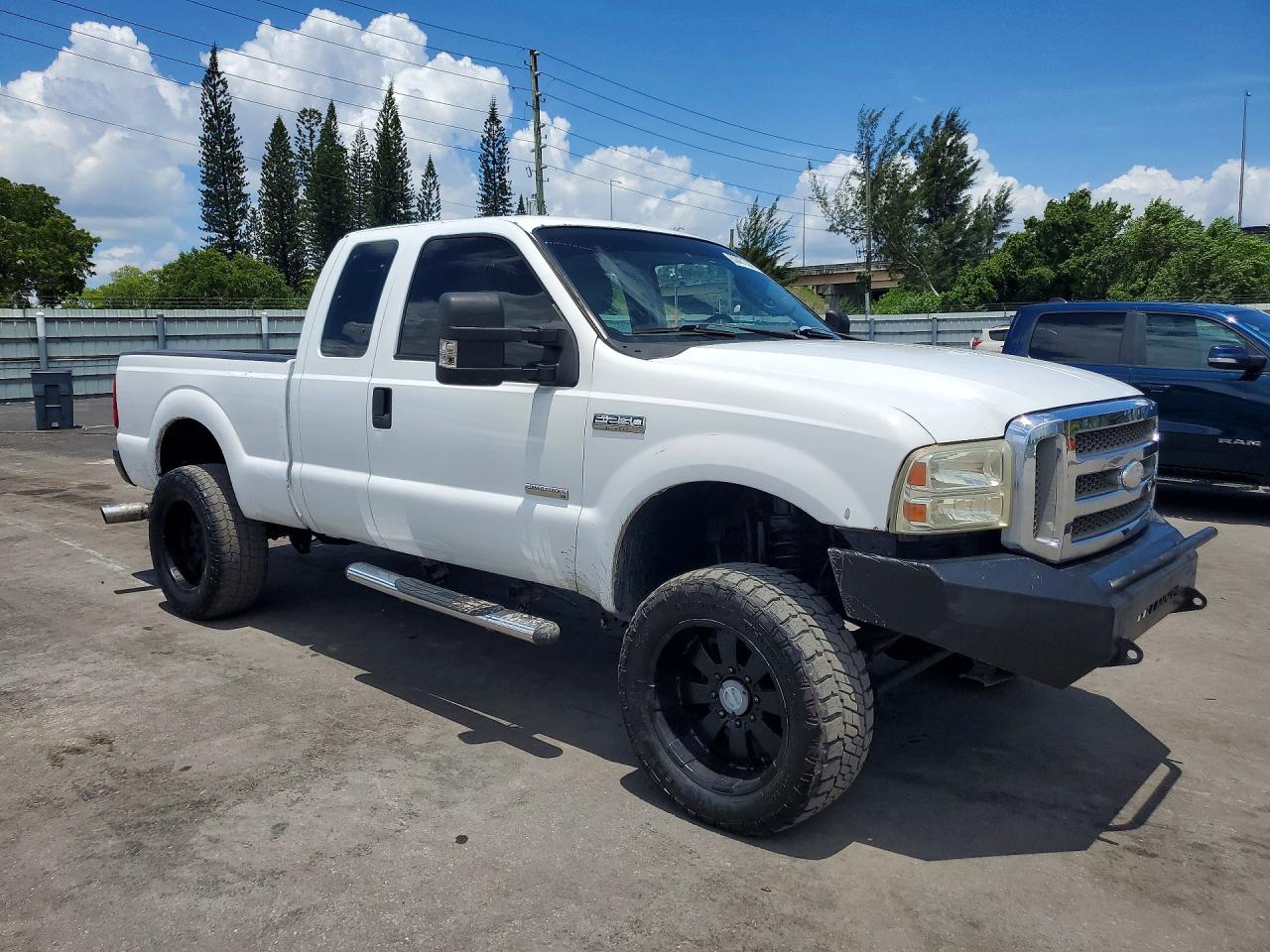 2005 Ford F250 Super Duty White vin: 1FTSX21PX5EB30468