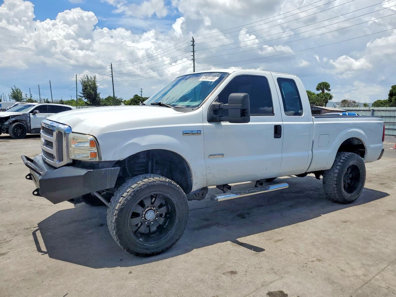 2005 Ford F250 Super Duty White vin: 1FTSX21PX5EB30468