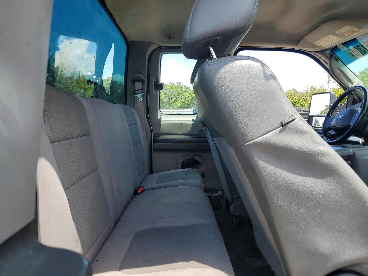 2005 Ford F250 Super Duty White vin: 1FTSX21PX5EB30468