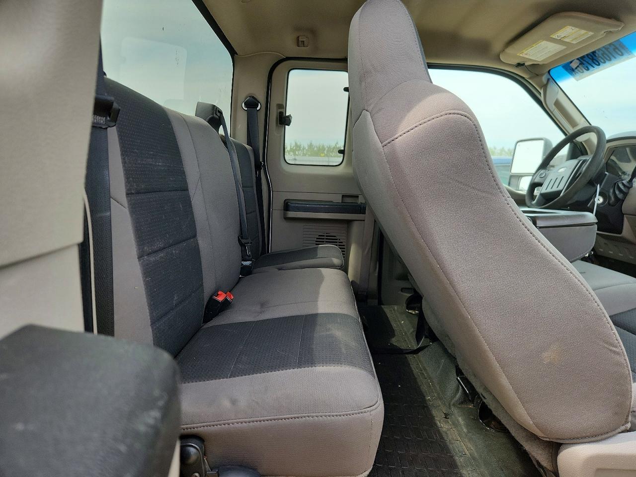 2010 Ford F250 Super Duty White vin: 1FTSX2B54AEA30194