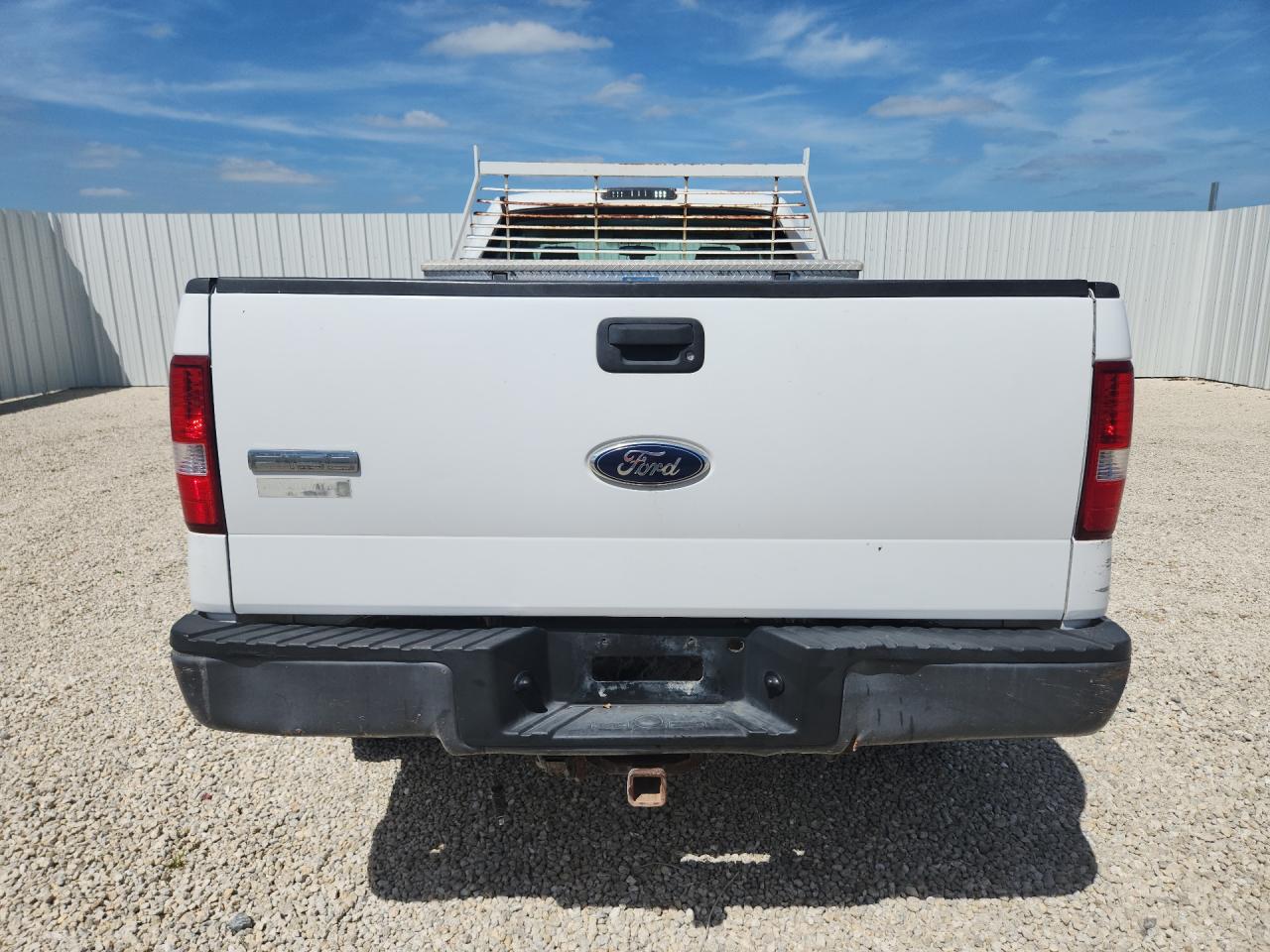 2007 Ford F150 White vin: 1FTVX14577NA37069 Damage: Rear Metal Bumper Painted, Dent(S) W/No Paint Dmg, 6 To 7 Inches