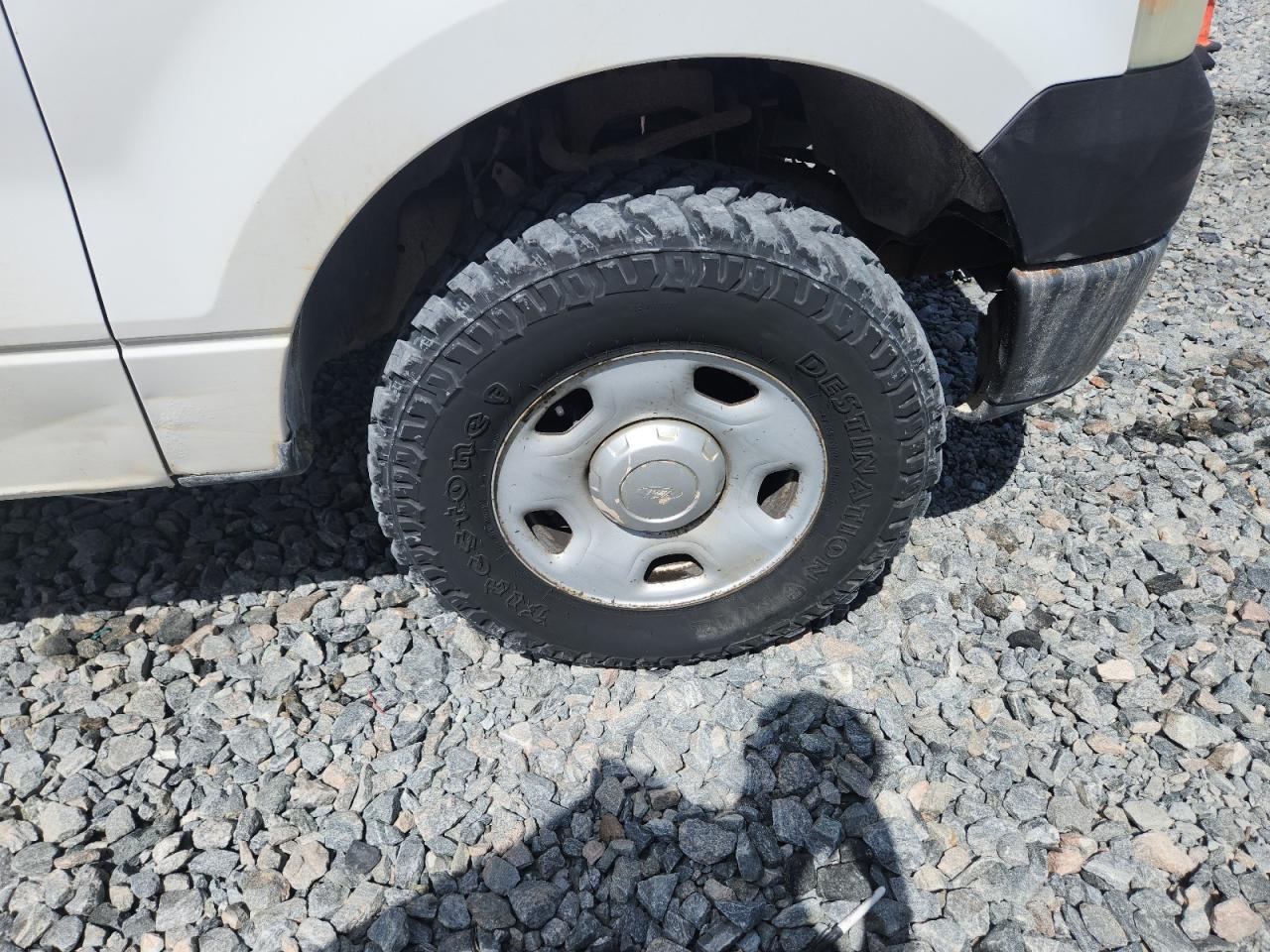 2007 Ford F150 White vin: 1FTVX14577NA37069 Damage: Right Front Door, Dent(S) W/ Paint Dmg, 2 To 3 Inches