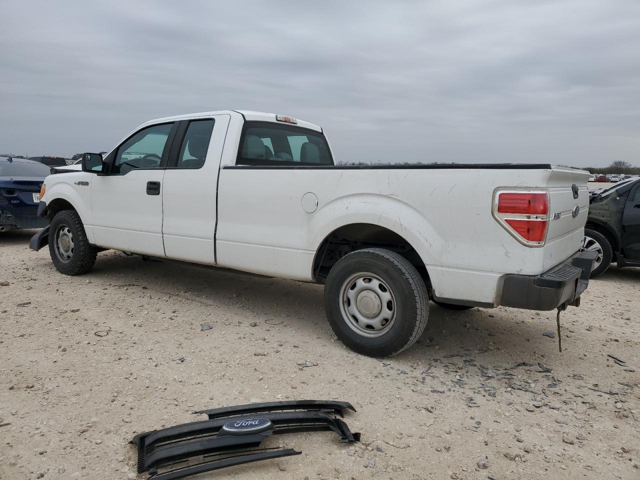 2014 Ford F150 Super Cab White vin: 1FTVX1CF9EKD82533