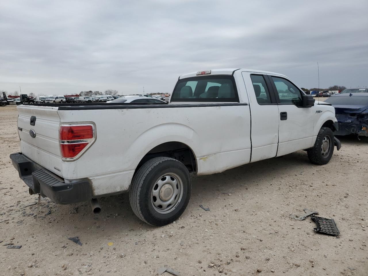 2014 Ford F150 Super Cab White vin: 1FTVX1CF9EKD82533