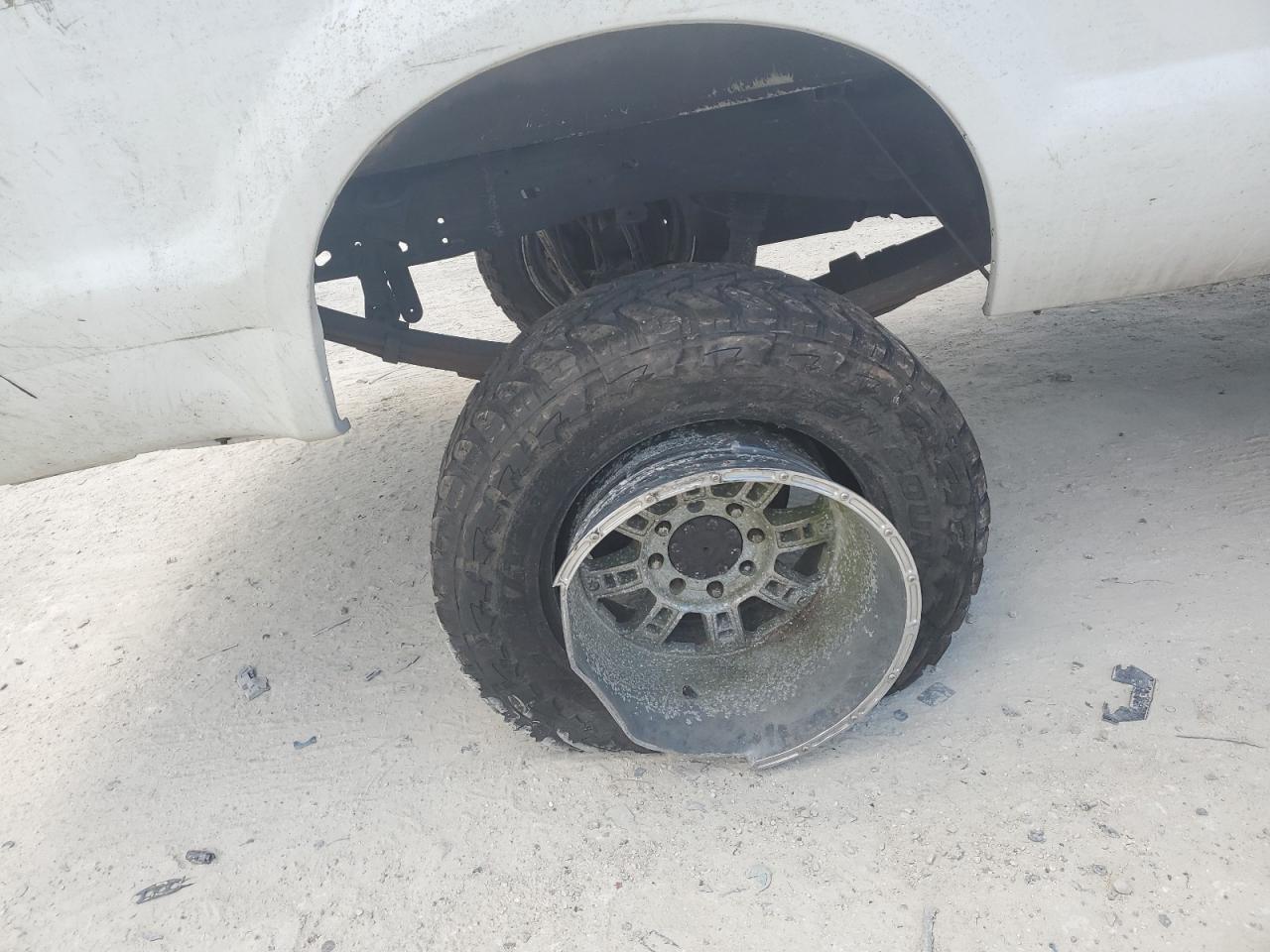 2006 Ford F350 Srw Super Duty White vin: 1FTWW31PX6ED88842 Damage: Right Rear Wheel, Broken, Replacement Required