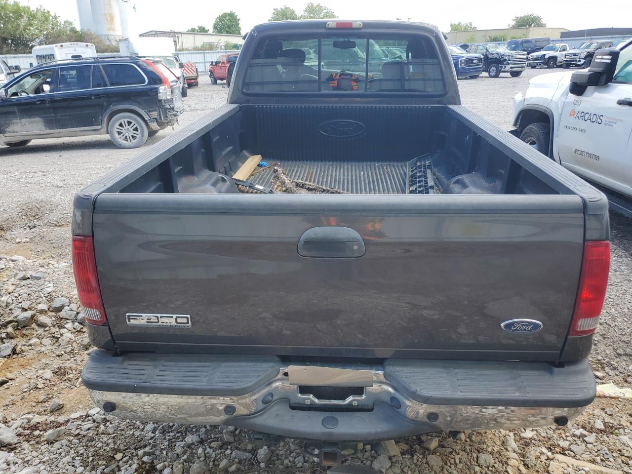 2006 Ford F350 Srw Super Duty Gray vin: 1FTWX31P16EA87907 Damage: Rear Metal Bumper Chrome, Dent(S) W/No Paint Dmg, 5 To 6 Inches