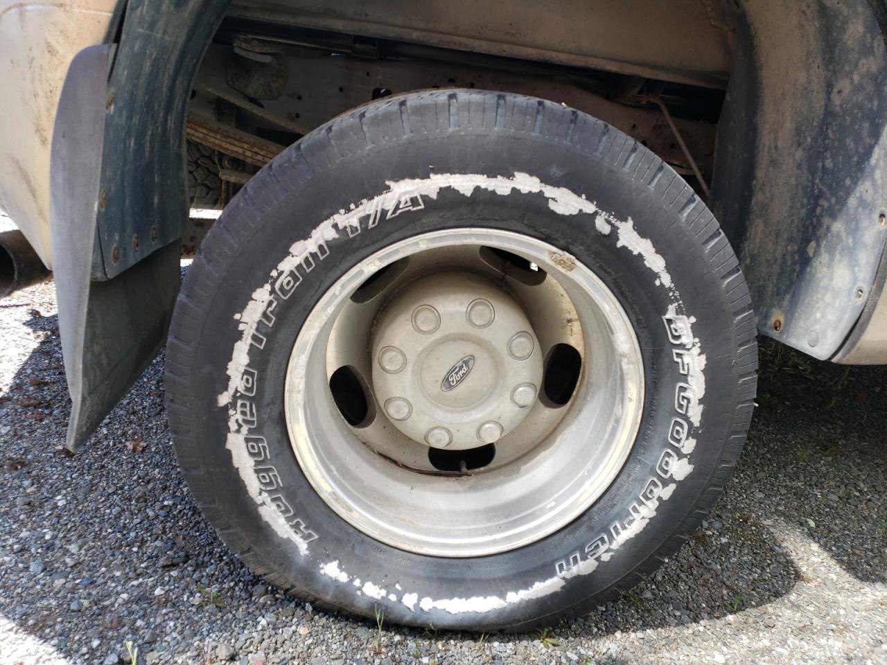 2005 Ford F350 Super Duty Blue vin: 1FTWX33P35EC32831 Damage: Right Rear Tire, Worn, Replacement Required