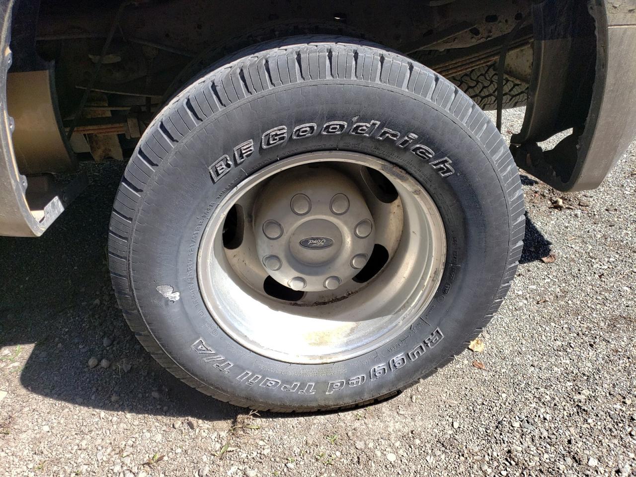 2005 Ford F350 Super Duty Blue vin: 1FTWX33P35EC32831 Damage: Left Rear Tire, Worn, Replacement Required