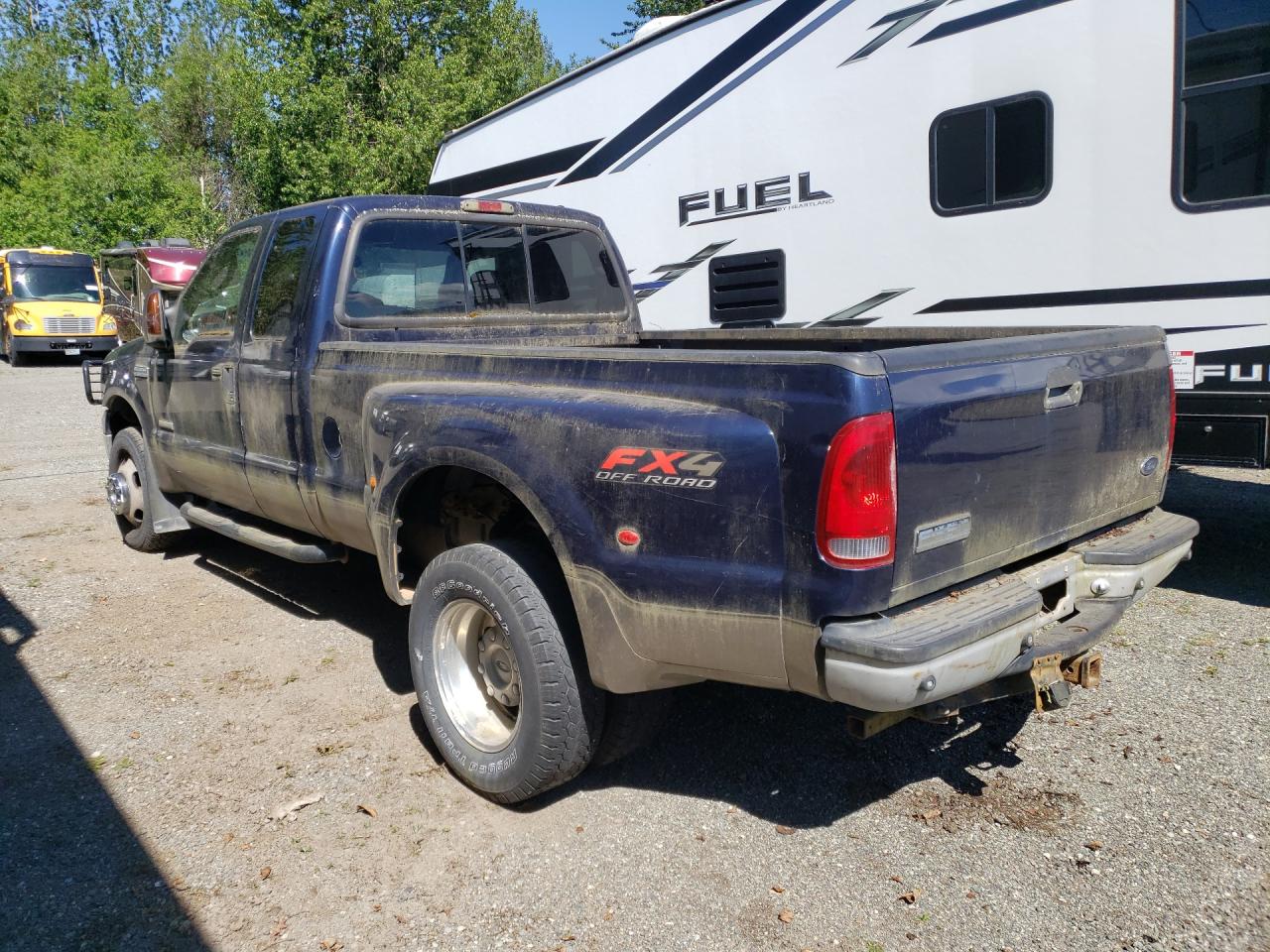 2005 Ford F350 Super Duty Blue vin: 1FTWX33P35EC32831 Damage: Left Bed Side, Heavy Scratch, > 12 Inches