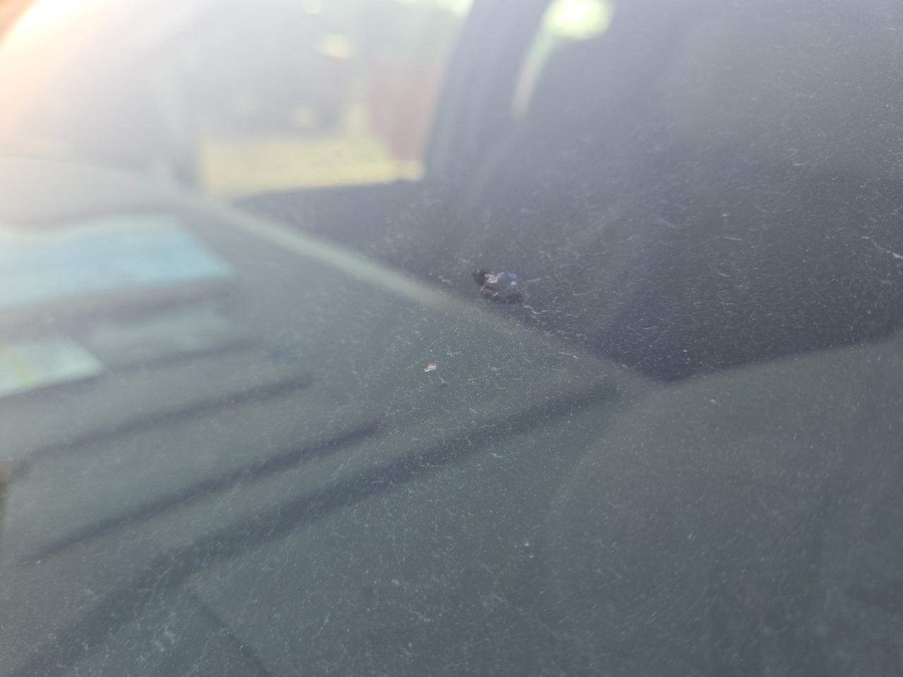 2009 Ford F350 Super Duty White vin: 1FTWX33Y09EA24968 Damage: Windshield, Chipped, 1 To 2 Inches