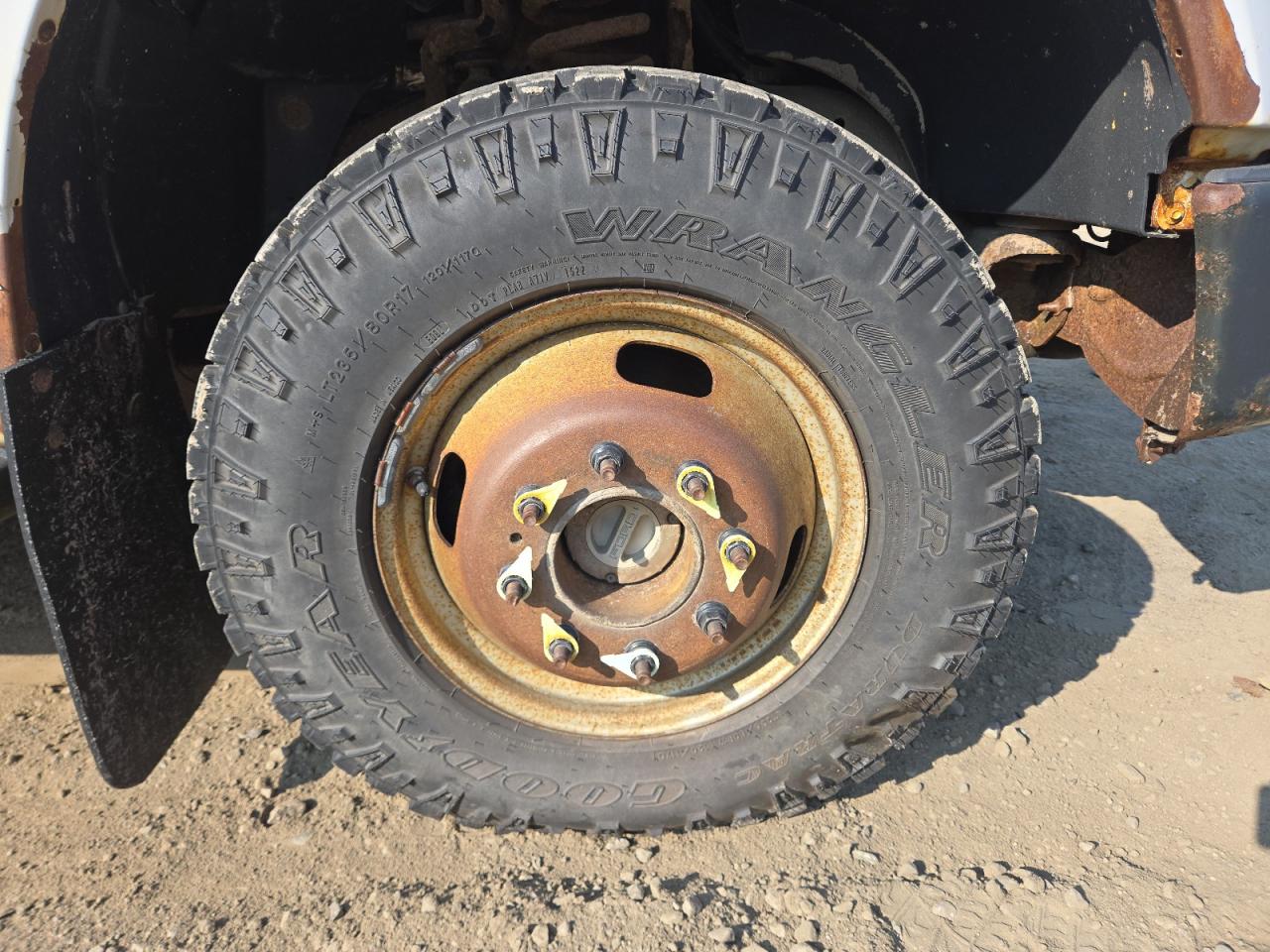 2009 Ford F350 Super Duty White vin: 1FTWX33Y09EA24968 Damage: Right Front Wheel, Rust, Repair Required