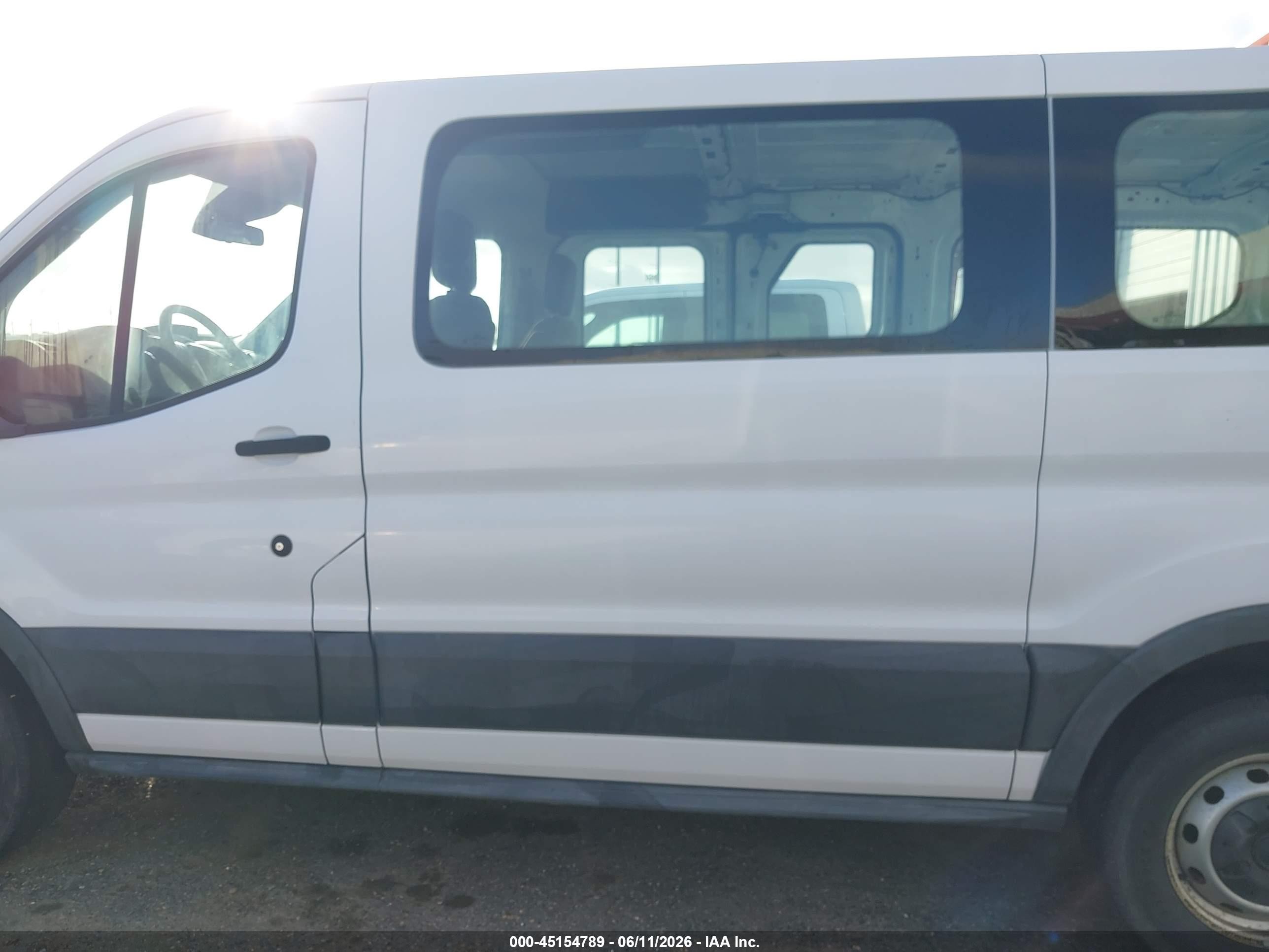 2016 Ford Transit-150   Белый vin: 1FTYE1ZMXGKB41835