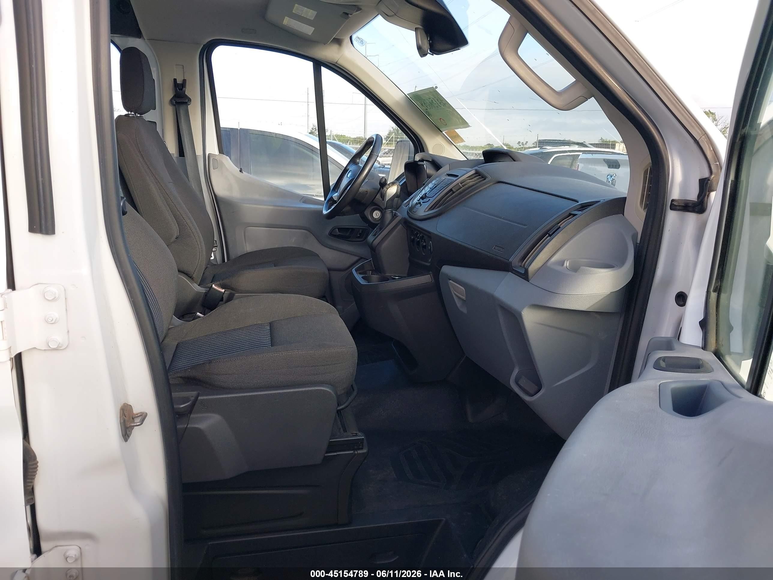 2016 Ford Transit-150   Белый vin: 1FTYE1ZMXGKB41835