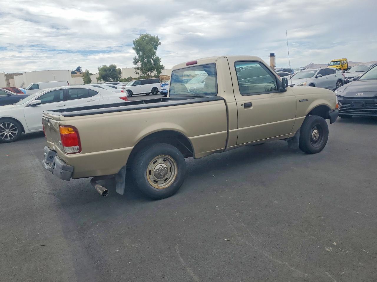 1999 Ford Ranger Желто-коричневый vin: 1FTYR10C2XPB64103