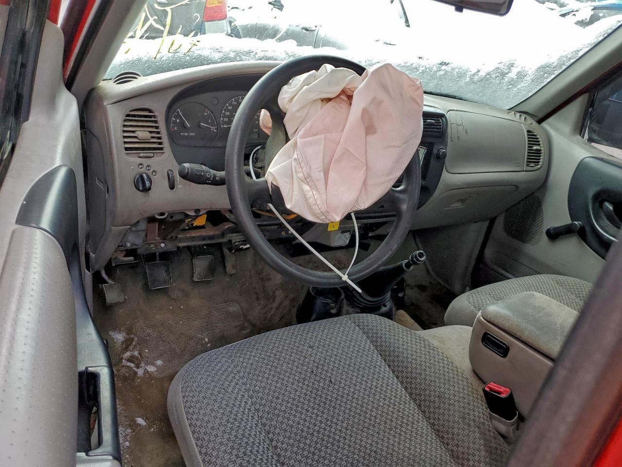 1998 Ford Ranger Burgundy vin: 1FTYR10C5WPA65175