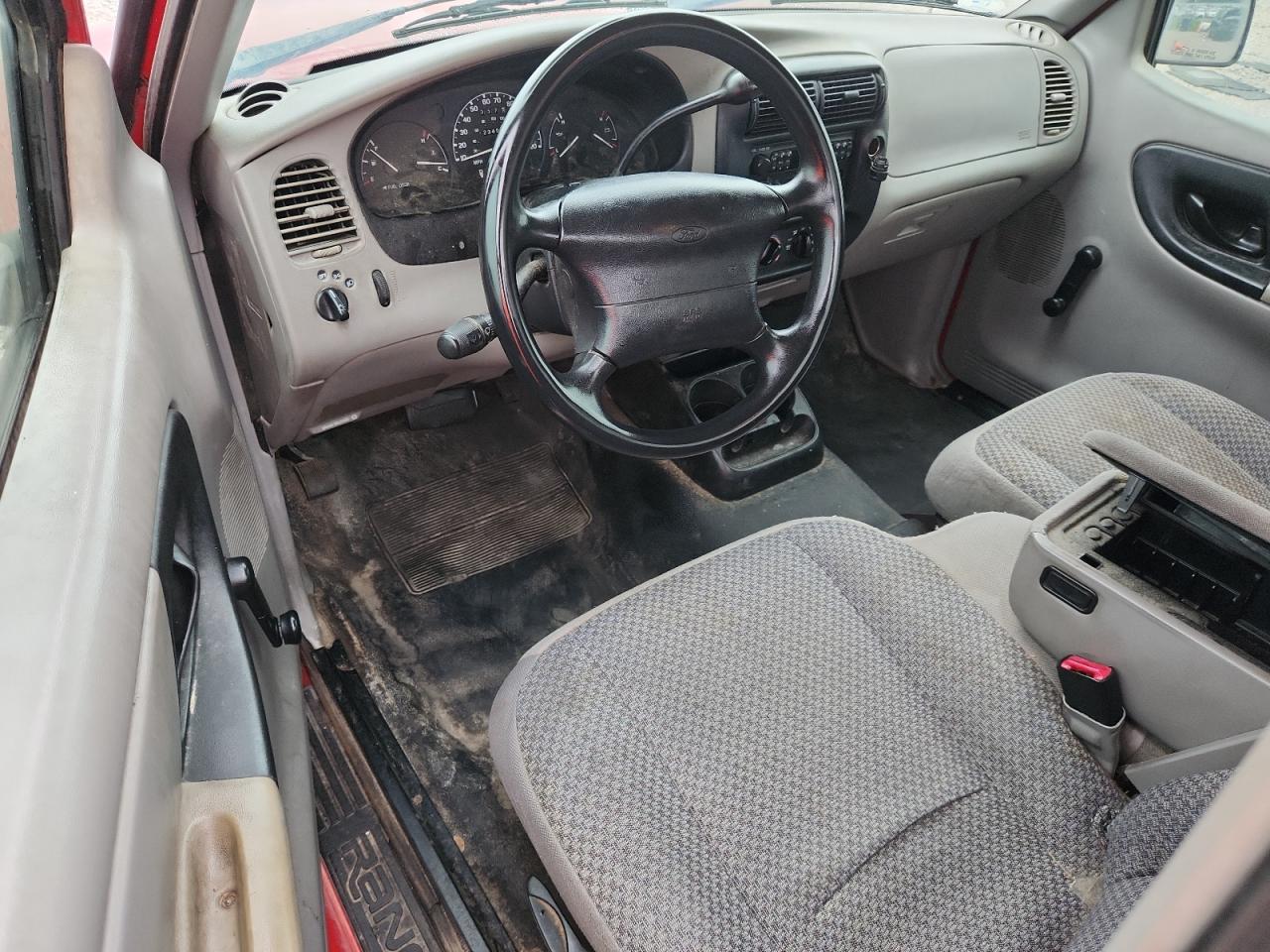 1999 Ford Ranger Red vin: 1FTYR10C5XTA95186