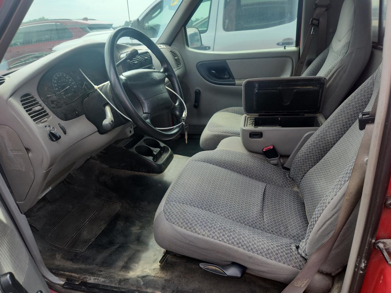 1999 Ford Ranger Red vin: 1FTYR10C5XTA95186