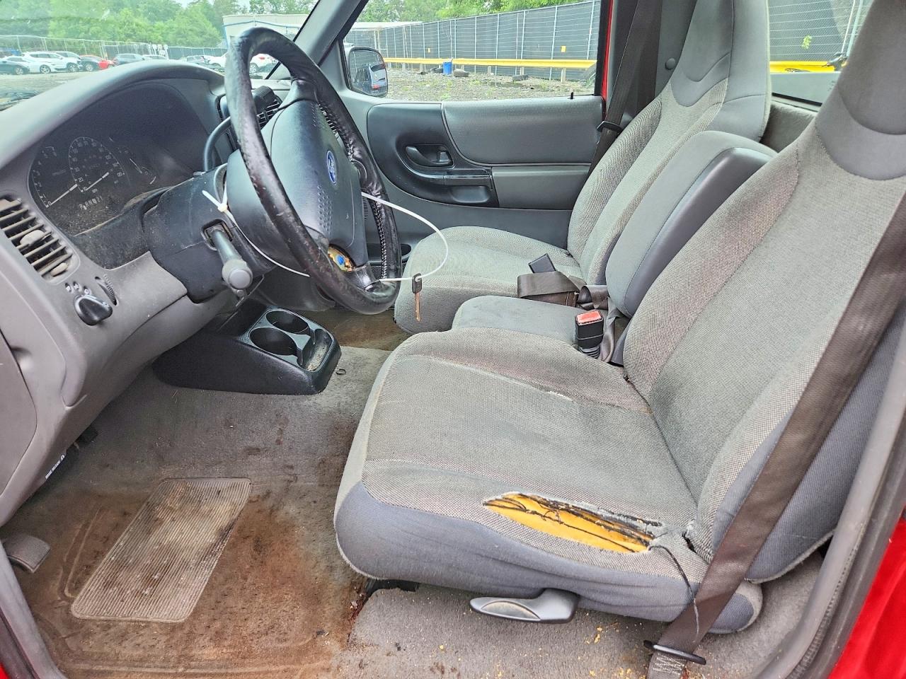 2001 Ford Ranger Red vin: 1FTYR10C81TA09912
