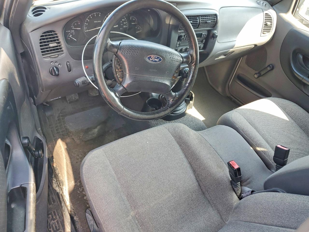 2001 Ford Ranger White vin: 1FTYR10C81TA12633