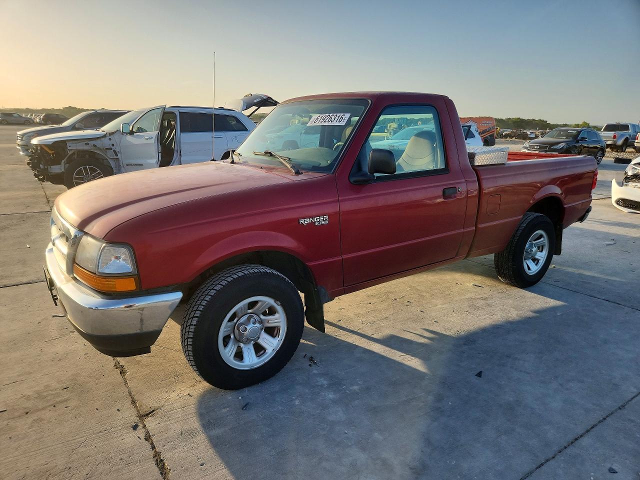 2000 Ford Ranger Red vin: 1FTYR10C8YPB16722