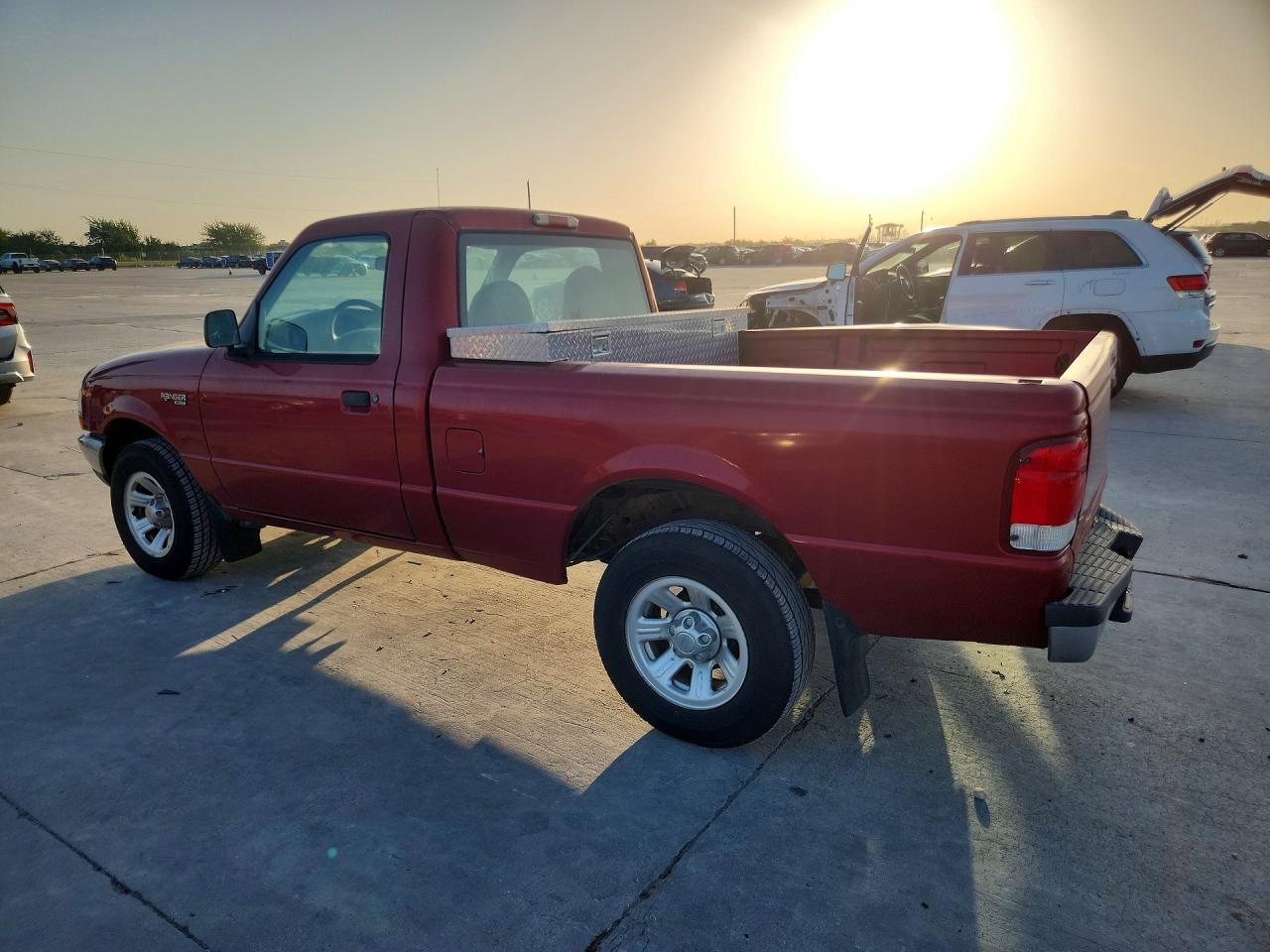 2000 Ford Ranger Red vin: 1FTYR10C8YPB16722