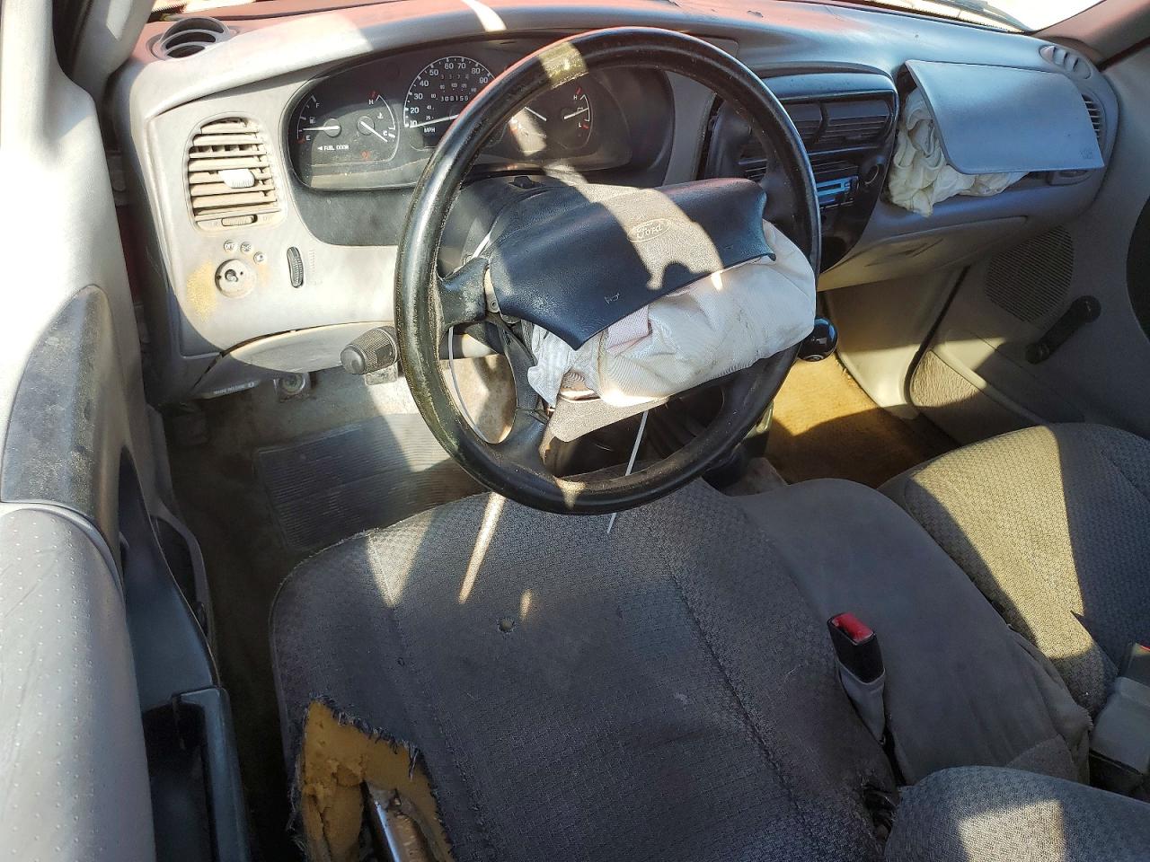 1998 Ford Ranger Red vin: 1FTYR10C9WUC95609