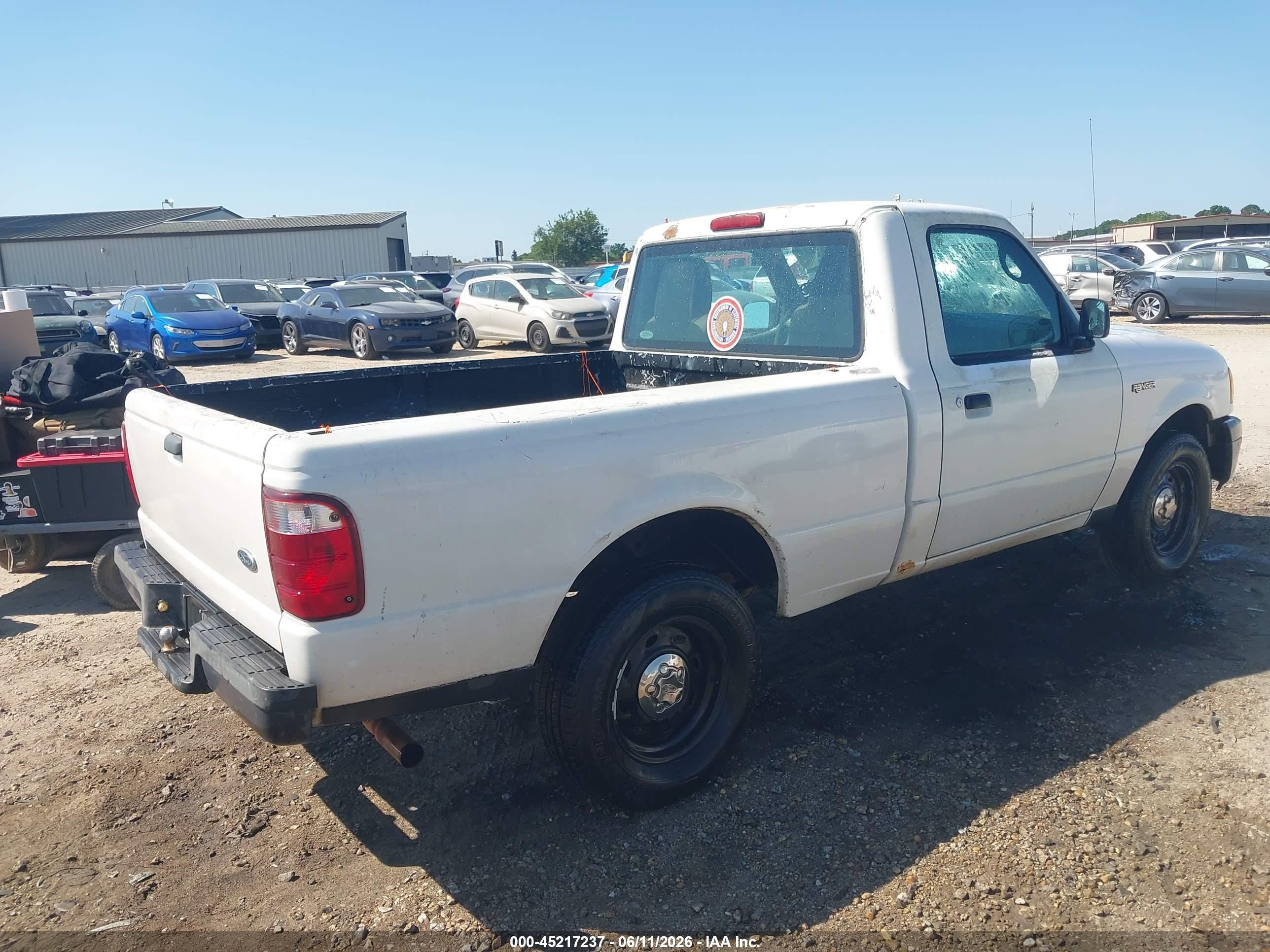 2005 Ford Ranger   White vin: 1FTYR10D95PA72377