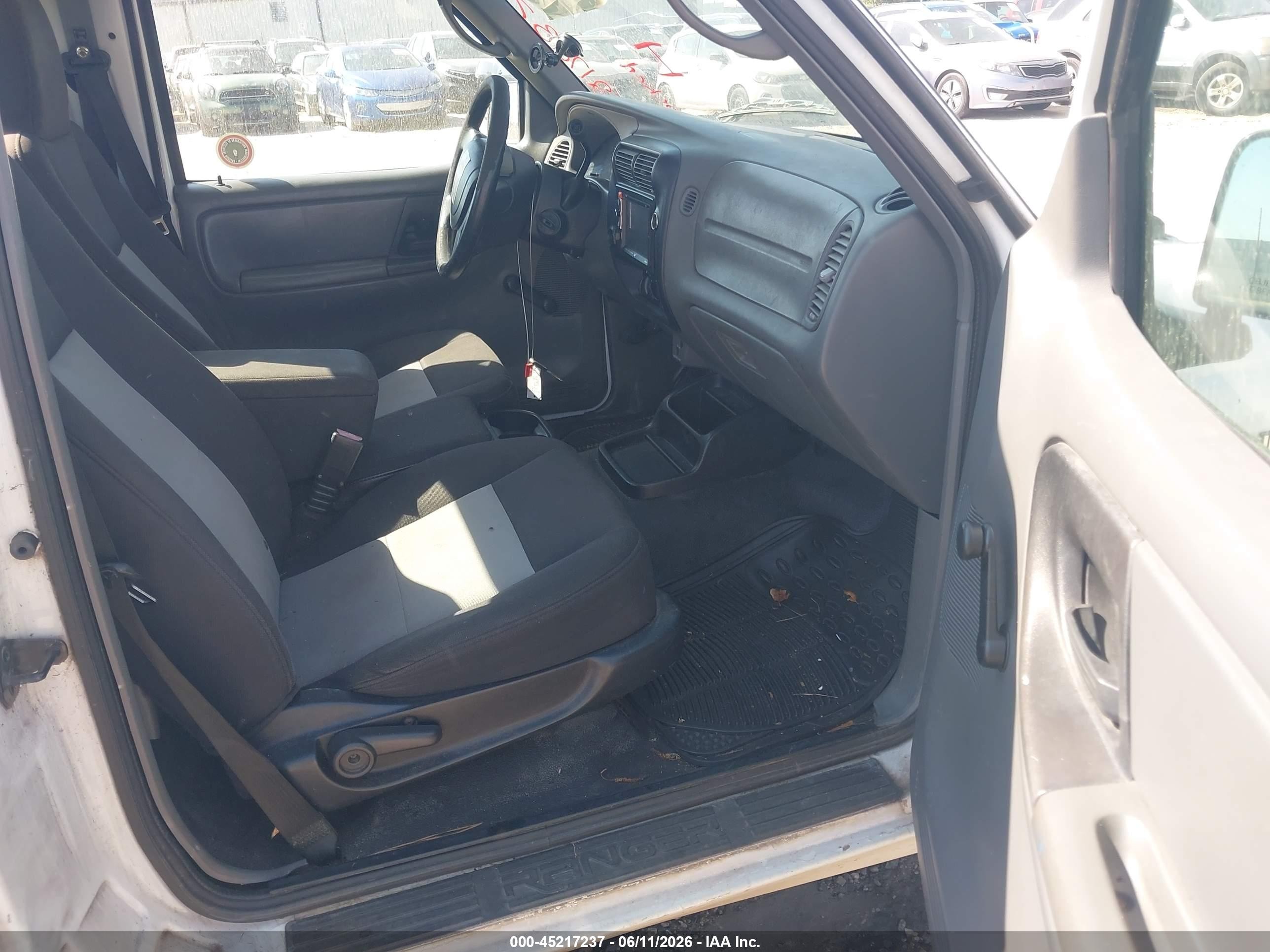 2005 Ford Ranger   White vin: 1FTYR10D95PA72377