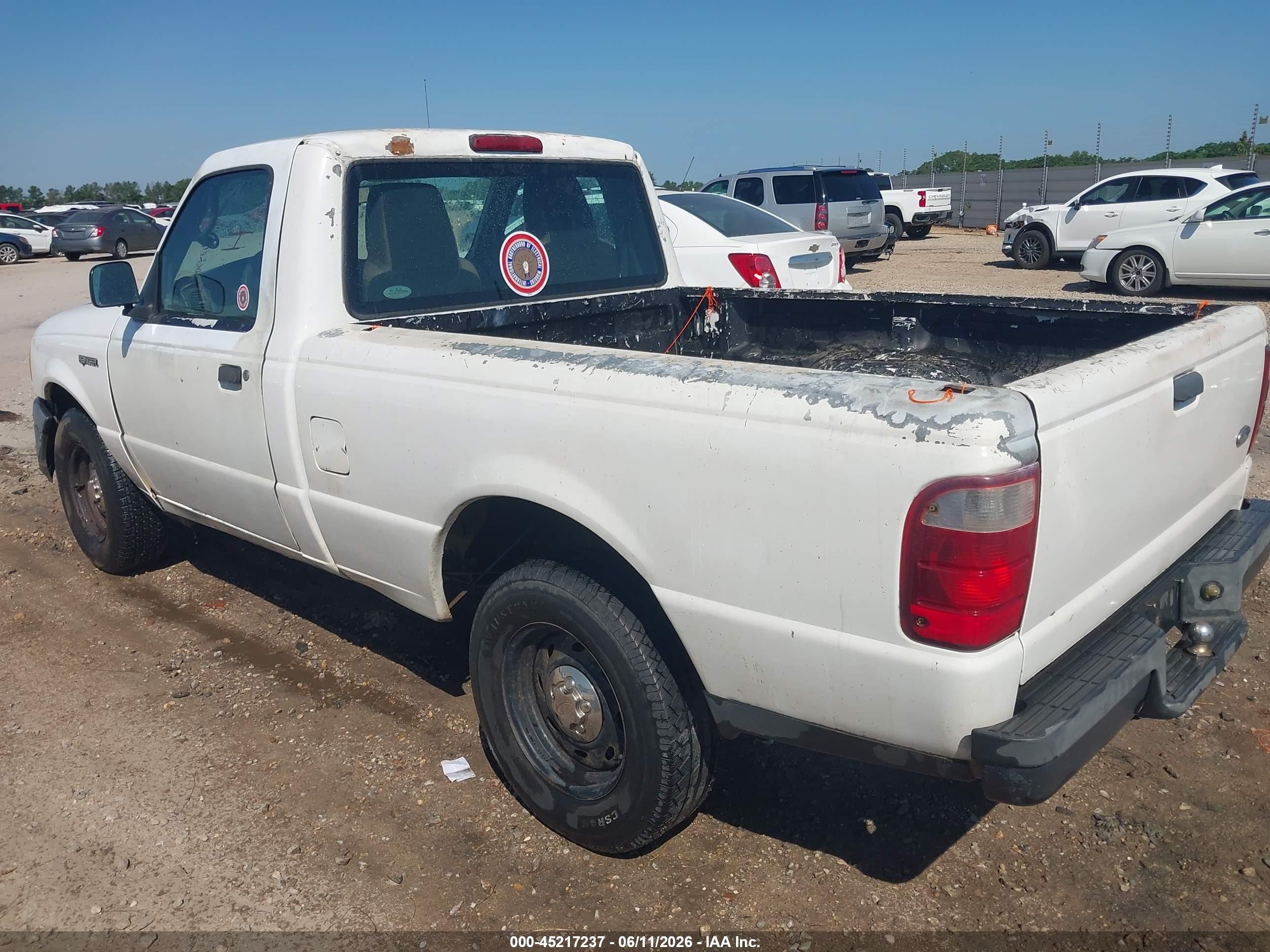 2005 Ford Ranger   White vin: 1FTYR10D95PA72377