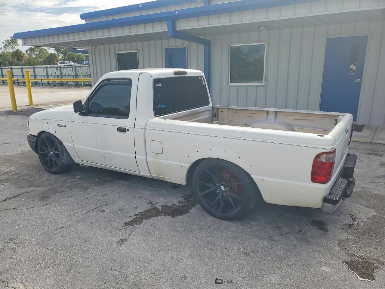2002 Ford Ranger White vin: 1FTYR10DX2PB59068