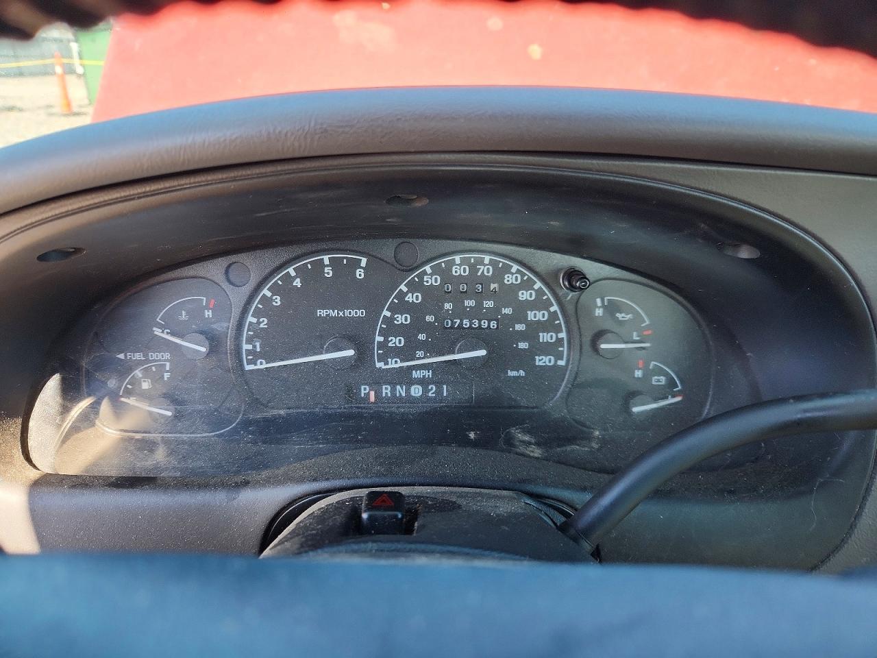 2001 Ford Ranger Red vin: 1FTYR10U11PA21997