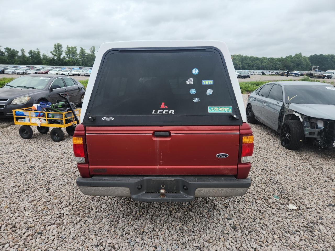1998 Ford Ranger Red vin: 1FTYR10U3WUC02768