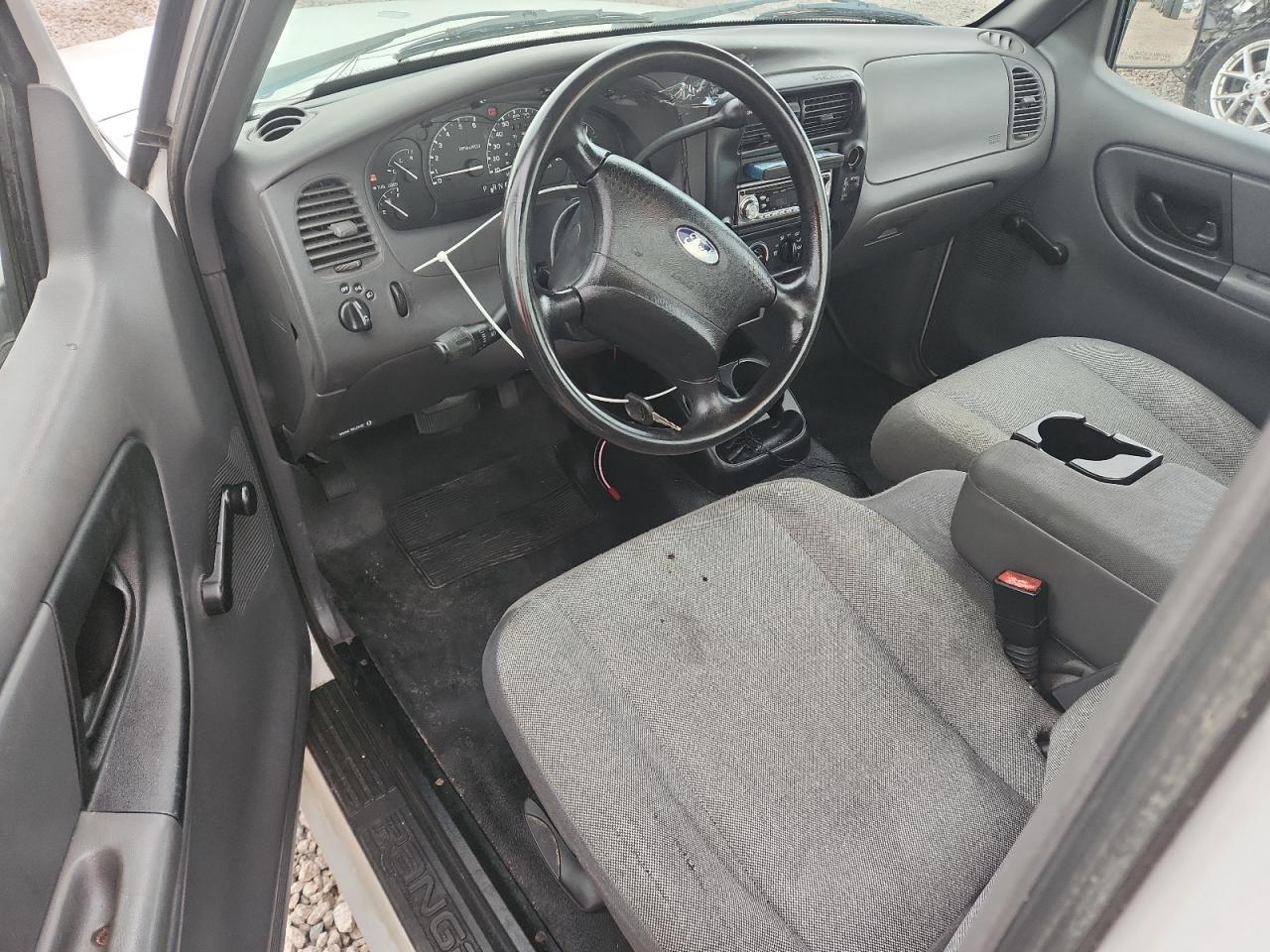 2002 Ford Ranger White vin: 1FTYR10UX2TA19383