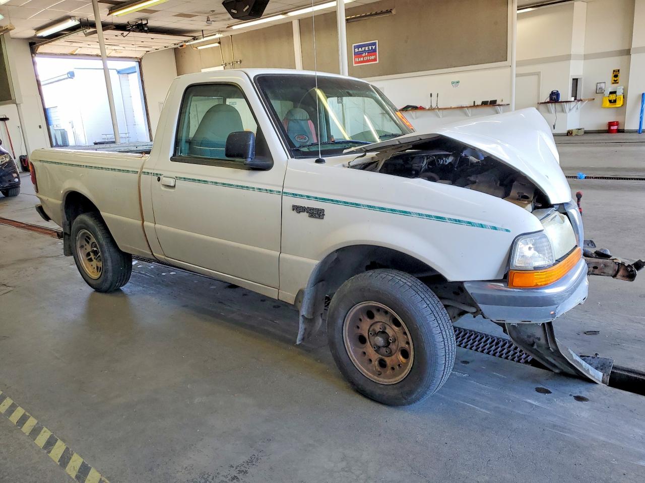 1998 Ford Ranger White vin: 1FTYR10UXWUB82129