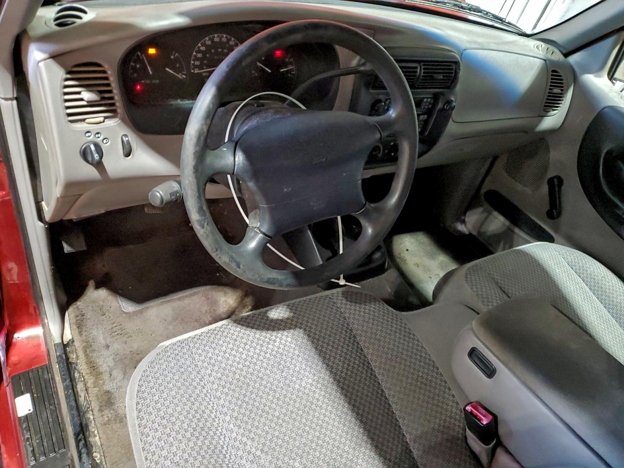 1999 Ford Ranger Red vin: 1FTYR10V1XUB51376