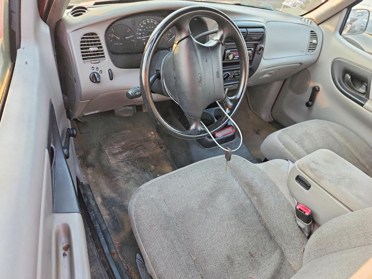 2000 Ford Ranger Red vin: 1FTYR10V4YPB42011