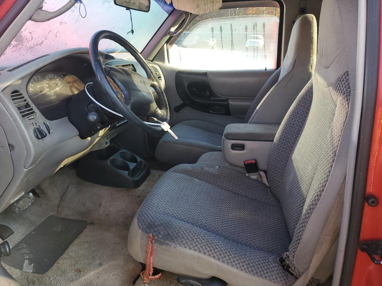 1998 Ford Ranger Red vin: 1FTYR11U4WTA18749