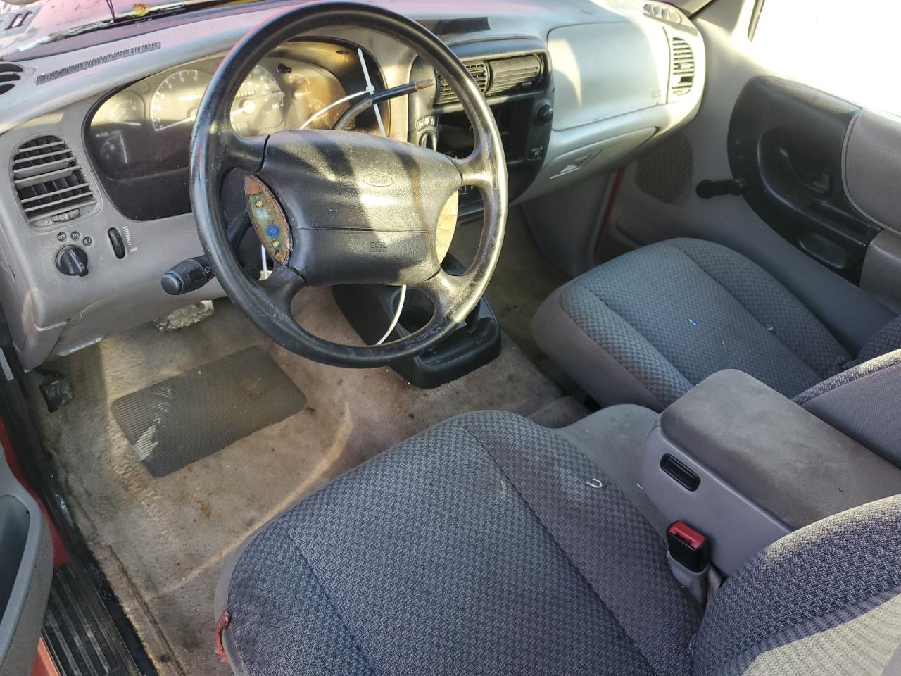 1998 Ford Ranger Red vin: 1FTYR11U4WTA18749
