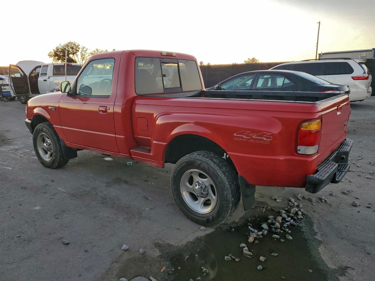 1998 Ford Ranger Red vin: 1FTYR11X9WPB65376
