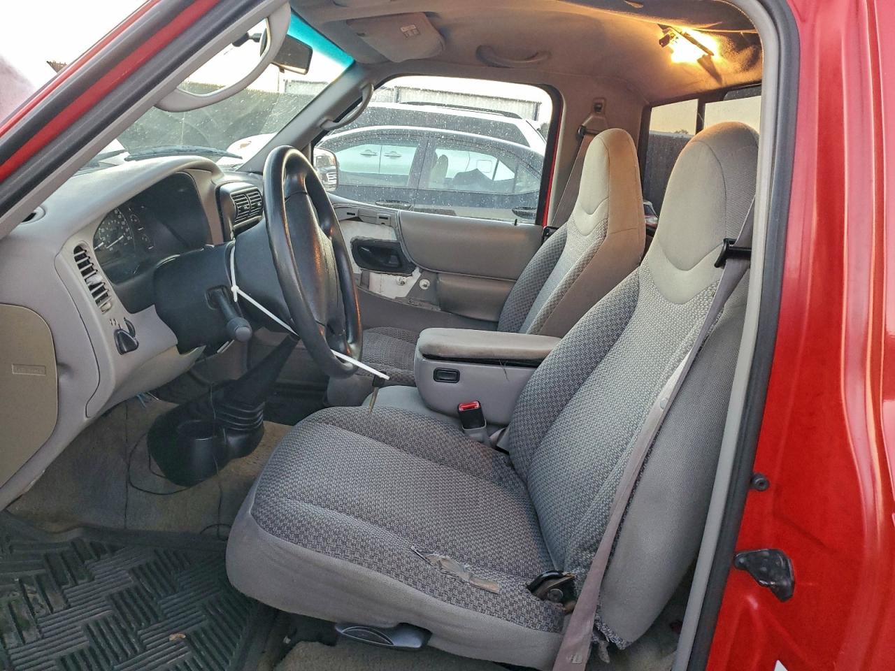 1998 Ford Ranger Red vin: 1FTYR11X9WPB65376