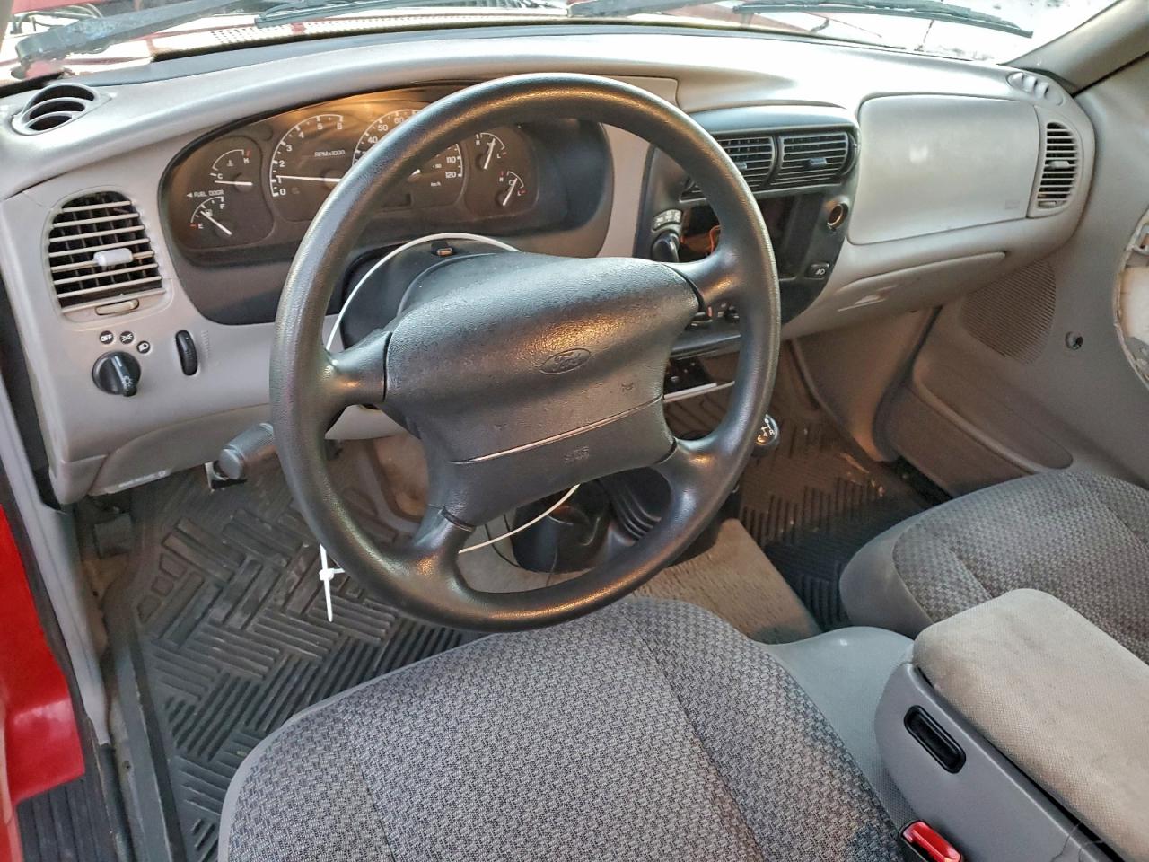 1998 Ford Ranger Red vin: 1FTYR11X9WPB65376