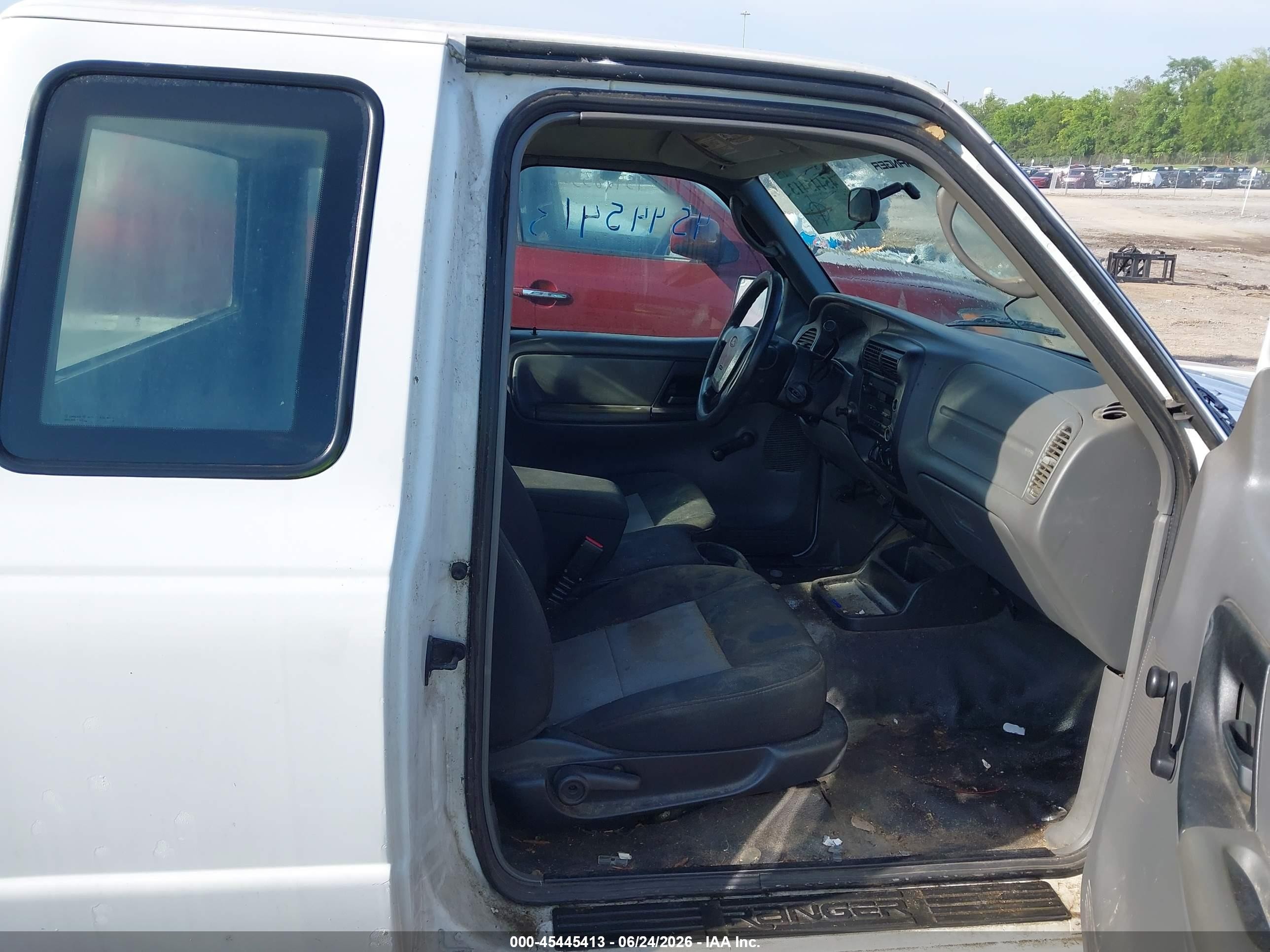 2008 Ford Ranger   White vin: 1FTYR14U68PA53252