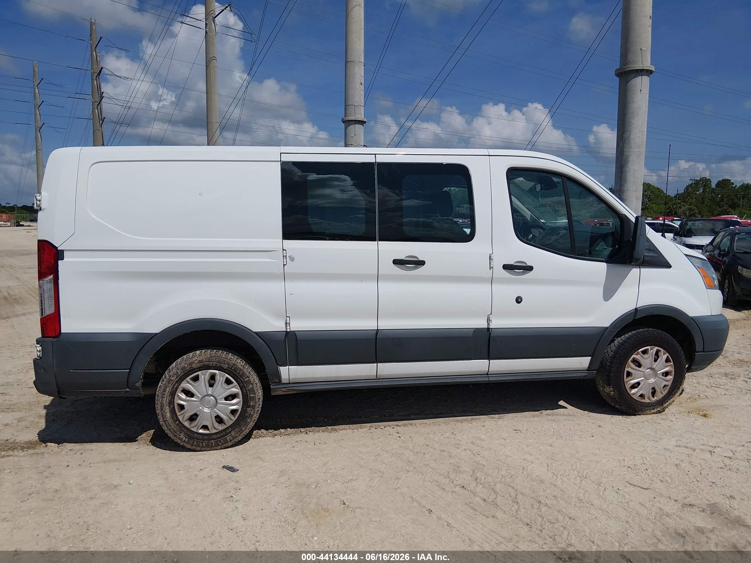 2018 Ford Transit-250   White vin: 1FTYR1ZM5JKA64643