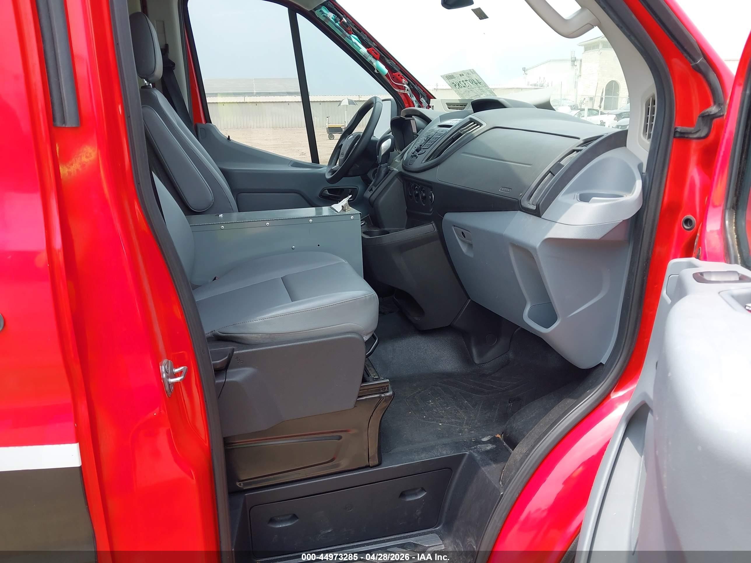 2018 Ford Transit-250   Red vin: 1FTYR2CM4JKB11174