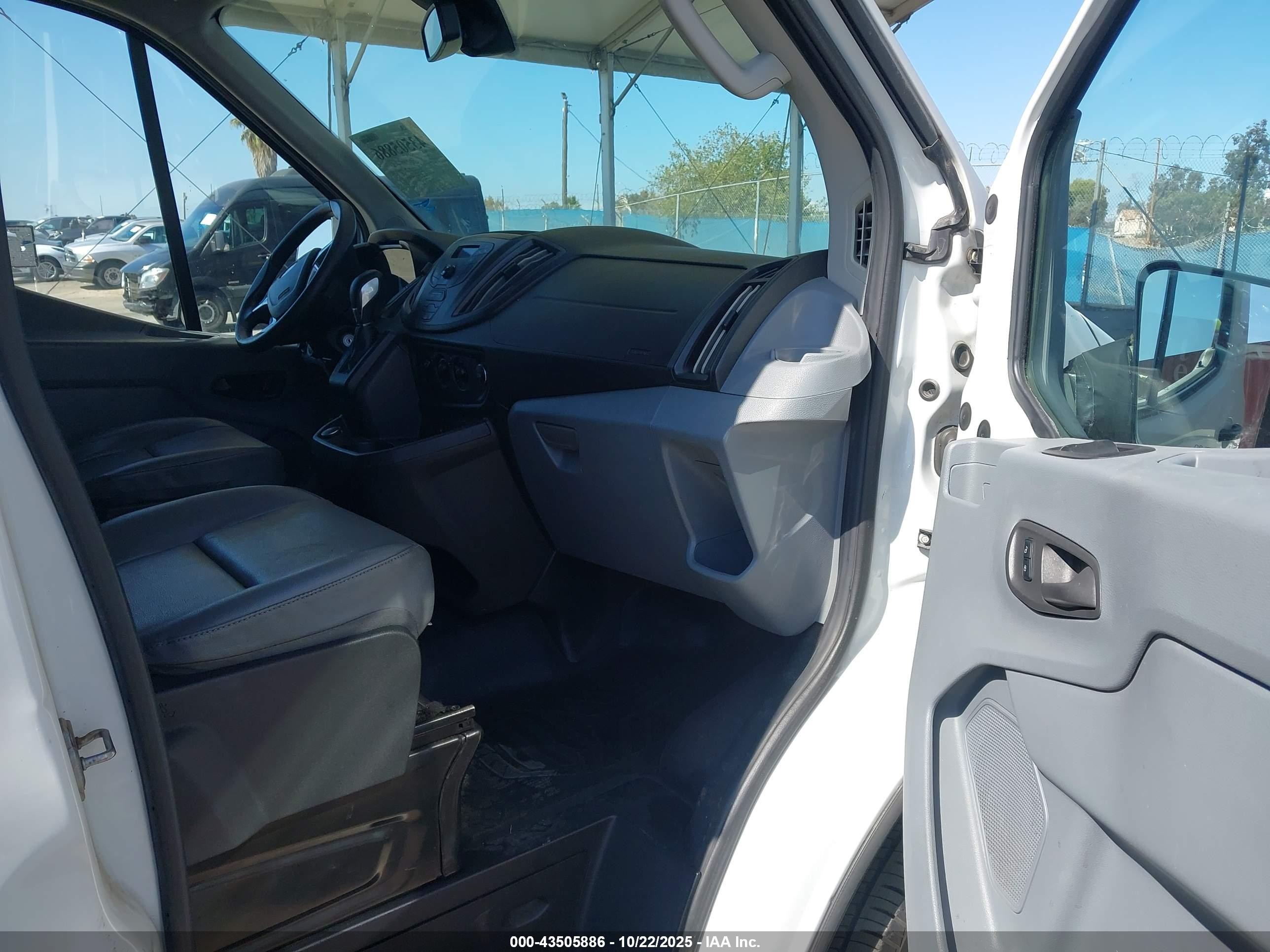 2017 Ford Transit-250   Белый vin: 1FTYR2CM8HKA71854
