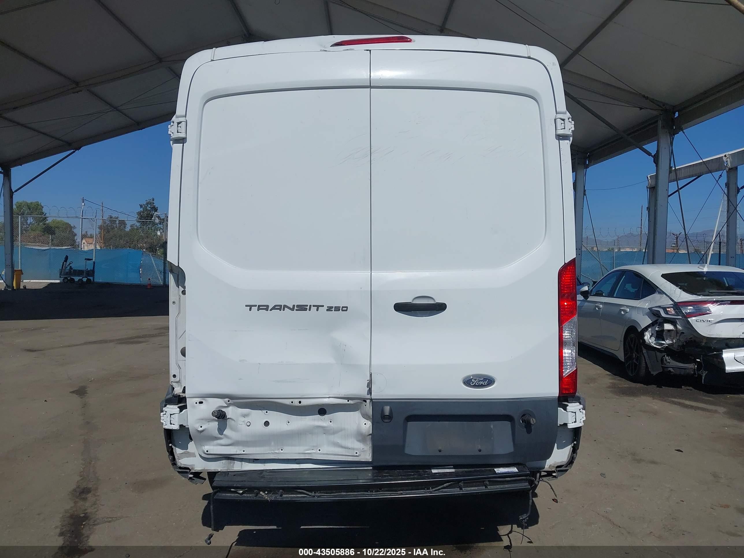 2017 Ford Transit-250   Белый vin: 1FTYR2CM8HKA71854